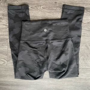 Lululemon high-rise crop 23” legging in black camo, size 2